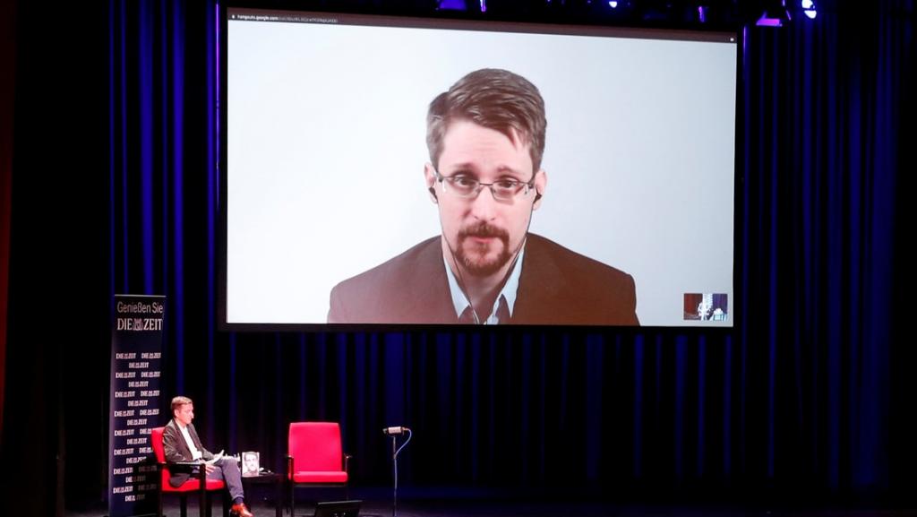Juez ordena a Snowden entregar al Gobierno las ganancias obtenidas por la venta de su libro
