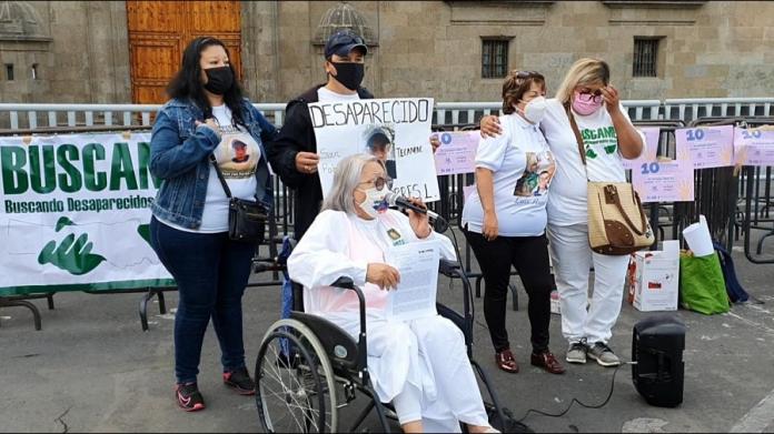 Madres De Desaparecidos Protestan En Palacio Nacional | Rubén Luengas ...